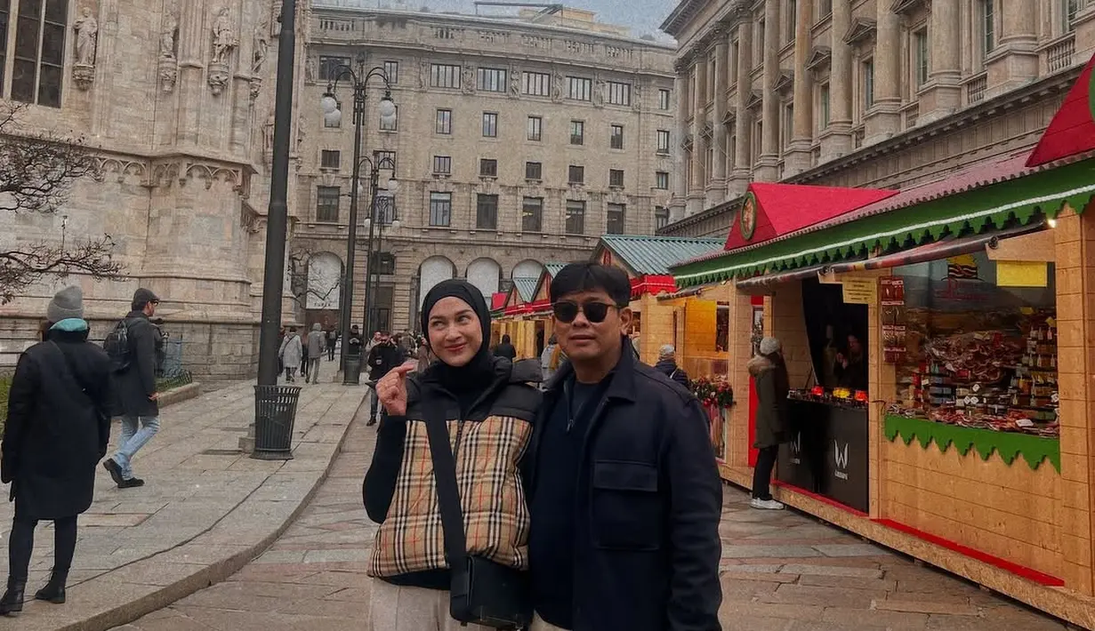 Injakan kaki di Milan sebagai negara pertama, Nina Zatulini tampil boyish kenakan outfit musim dingin. Ia padukan turtleneck hitam dan hijab lilit dengan puffy vest Burberry dan celana wool beige [@ninazatulini22]