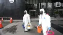 Petugas kesehatan membawa peralatan saat melakukan peyemprotan disinfektan di Gedung KPK, Jakarta, Rabu (18/3/2020). Penyemprotan dilakukan untuk mencegah penyebaran virus corona COVID-19. (merdeka.com/Dwi Narwoko)