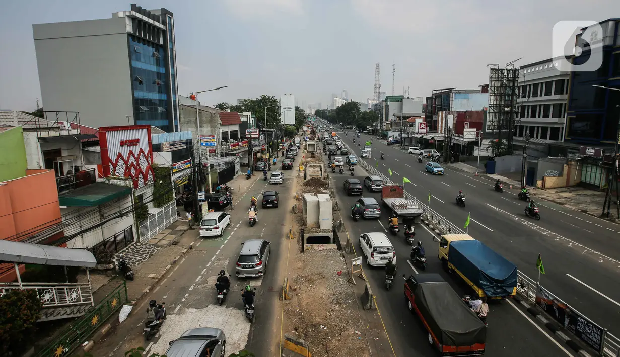 Pengerjaan proyek pembangunan saluran air ini membuat arus lalu lintas di kawasan tersebut menjadi macet. (Liputan6.com/Faizal Fanani)