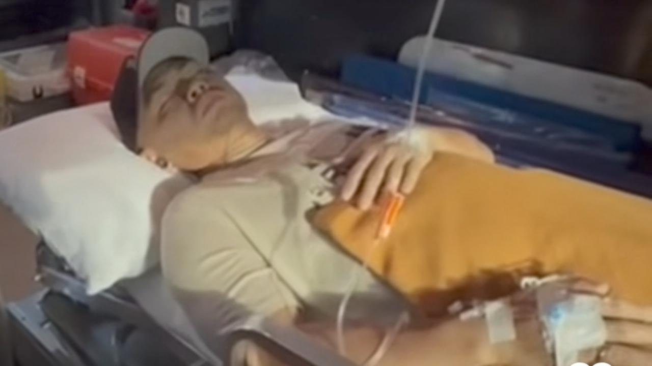 Potret Wendi Cagur Tiba-tiba Dilarikan ke Rumah Sakit Pakai Ambulans, Kondisi Terbaring Lemas & Tangan Diinfus