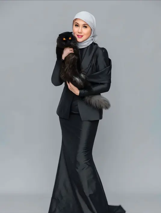 Lengkapi tampil anggunnya, Marini Zumarnis kenakan hijab lilit abu-abu yang nampak mleyot khas Gen Z [@marinizumarnisreal]