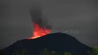 Lontaran lava pijar saat erupsi Gunung Ibu, Maluku Utara, Sabtu, 15 Juni 2024 sekira pukul 20:12 WIT. (Dok. PVMBG)