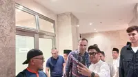 Timur Kapadze melayani permintaan foto dari penggemar usai menjalankan ibadah Salat Jumat di Masjid Istiqlal, Jakarta, Jumat (21/11/2025). (Bola.com/Hery Kurniawan)