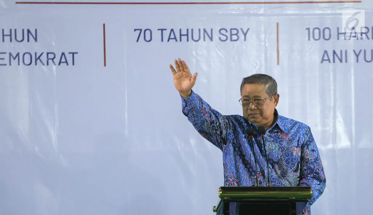 Presiden ke-6 Susilo Bambang Yudhoyono (SBY) menyampaikan pidato pada malam kontemplasi di Puri Cikeas Bogor, Senin (9/9/2019). Pidato ini disampaikan dalam rangka HUT ke-18 Partai Demokrat, hari lahir SBY, dan 100 hari meninggalnya Any Yudhoyono. (Liputan6.com/Faizal Fanani)