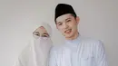 Mulai dari sana, Dennis menjalani kehidupan sesuai syariat Islam. Pria yang sejak lahir merupakan muslim itu kemudian menikahi tambatan hatinya Yunda Aisyah, pada 19 Oktober 2019. Kini, ia dikenal sebagai ustaz milenial yang membagikan ilmunya melalui sebuah konten di media sosial TikTok. (Liputan6.com/IG/@kohdennislim)