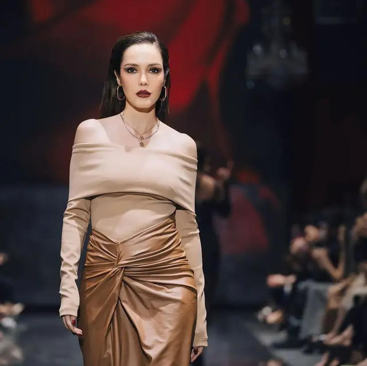 Pesona Memikat Cathy Sharon Berjalan di Catwalk, Tampil Bak Supermodel di Usia 42 Tahun
