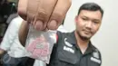 Petugas Kepolisian menunjukan barang bukti narkoba jenis permen di Polda Metro Jaya, Jakarta, rabu (11/1). Selama pengungkapan itu 12 tersangka, terdiri dari 11 WNI dan 1 Warga Negara Nigeria, berhasil diamankan. (Liputan6.com/Yoppy Renato)