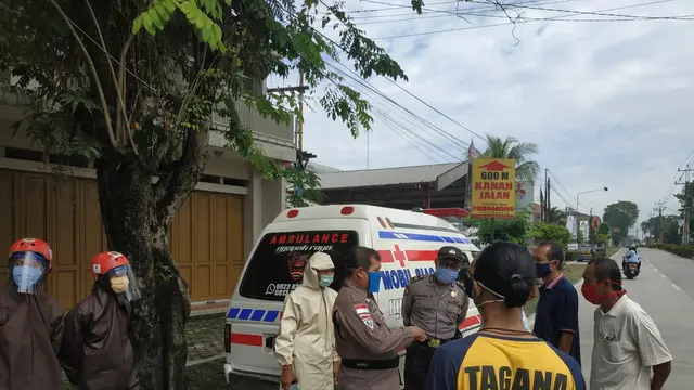 Evakuasi jenazah tukang becak meninggal dunia mendadak di emper toko ke Puskesmas dan RSUD Margono, Purwokerto. (Foto: Dok. Tagana Banyumas/Liputan6.com/Ridlo)