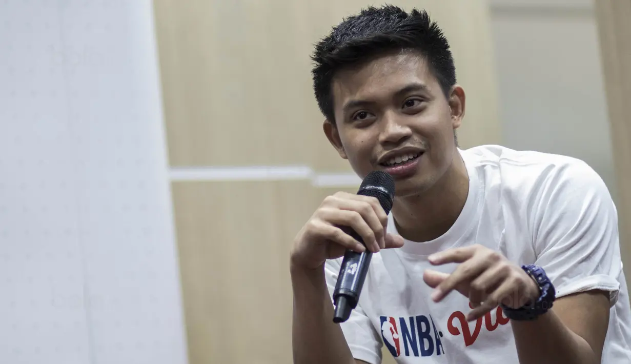 Pebasket nasional, Andakara Prastawa, menjawab pertanyaan usai nonton bareng laga NBA di Kolese Kanisius, Jakarta, Kamis (19/10/2017). (Bola.com/Vitalis Yogi Trisna)