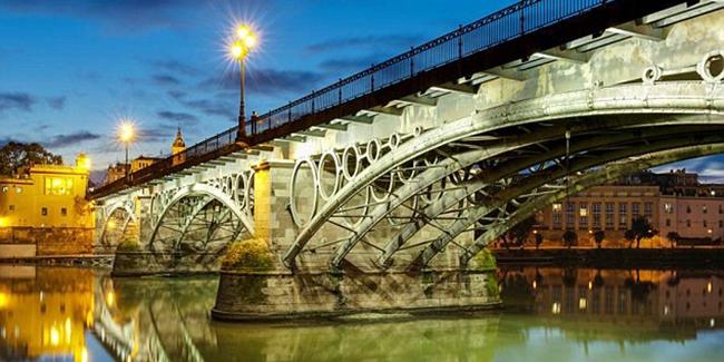 Inilah jembatan Triana tempat Sylwia terpeleset jatuh dan meninggal ketika akan selfie. | Foto: copyright metro.co.uk