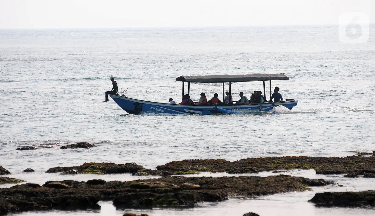Kawasan pantai di Anyer juga telah dilengkapi sejumlah fasilitas seperti penginapan dan kuliner sehingga ramah wisatawan. (merdeka.com/Imam Buhori)