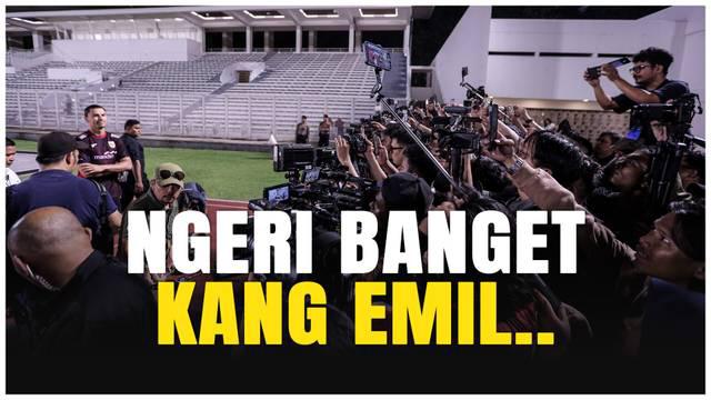 Baru saja bergabung dengan skuad Garuda, Emil Audero langsung jadi pusat perhatian. Dalam sesi latihan timnas, kiper berdarah Indonesia-Italia ini diserbu para wartawan yang tak sabar mengabadikan debut perdananya.