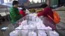 Sejumlah orang menyalakan lilin sambil berdoa untuk keberhasilan anak dan kerabatnya dalam mengikuti tes kemampuan Skolastik College tahunan di Seoul (23/11). (AFP Photo/Jung Yeon-Je)