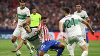 Bek Elche asal Austria #22, David Affengruber, terjatuh di samping penyerang Atletico Madrid asal Italia #22, Giacomo Raspadori, dalam pertandingan Liga Spanyol antara Club Atletico de Madrid dan Elche CF di Stadion Metropolitano, Madrid,&nbsp;Minggu (24-8-2025) dini hari WIB. (Thomas COEX/AFP)