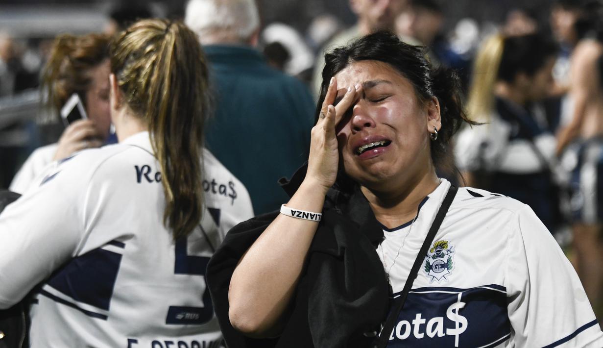 Otoritas berwenang memberi informasi awal bahwa ada satu korban meninggal pada kejadian tersebut. Sementara, puluhan ribu orang harus menghirup gas air mata. (AP Photo/Gustavo Garello)