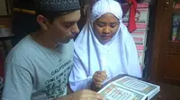 Ricardo Jorge Nogueira Dos Santos belajar membaca Al Quran (Yudi Handoyo/JawaPos.com)