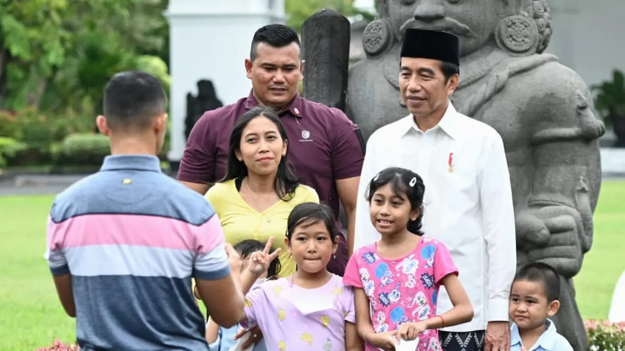 Presiden Joko Widodo atau Jokowi saat berfoto dengan warga di Istana Kepresidenan Yogyakarta, Kamis (29/6/2023).