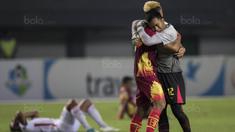 Kiper Bhayangkara FC, Awan Setho, bersama Jajang Mulyana, merayakan kemenangan atas Bali United, pada laga Liga 1 Indonesia di Stadion Patriot, Bekasi, Jumat (29/9/2017). Bhayangkara menang 3-2 atas Bali. (Bola.com/Vitalis Yogi Trisna)