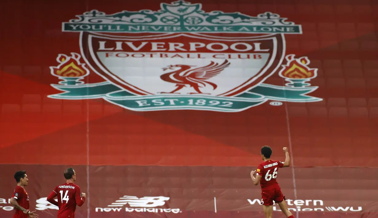 Bek Liverpool, Trent Alexander-Arnold, melakukan selebrasi usai membobol gawang Crystal Palace pada laga Premier League di Stadion Anfield, Rabu (24/6/2020). Liverpool menang dengan skor 4-0. (AP/Phil Noble)