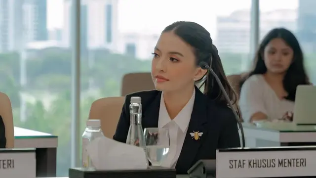 Raline Shah Tampil Formal dan Berkelas dalam Pelantikan Komdigi, Pakai Asesoris Bros Emas (credit: instagram.com/ralineshah)