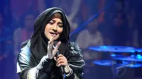 Istri alm. Ustad Jefri Al Buchori, Pipik Dian Irawati menyanyikan lagu berjudul Ibu dalam konser Asa Untuk Gaza di Studio Penta, Jakarta, Kamis (24/7/14). (Liputan6.com/Andrian M Tunay)