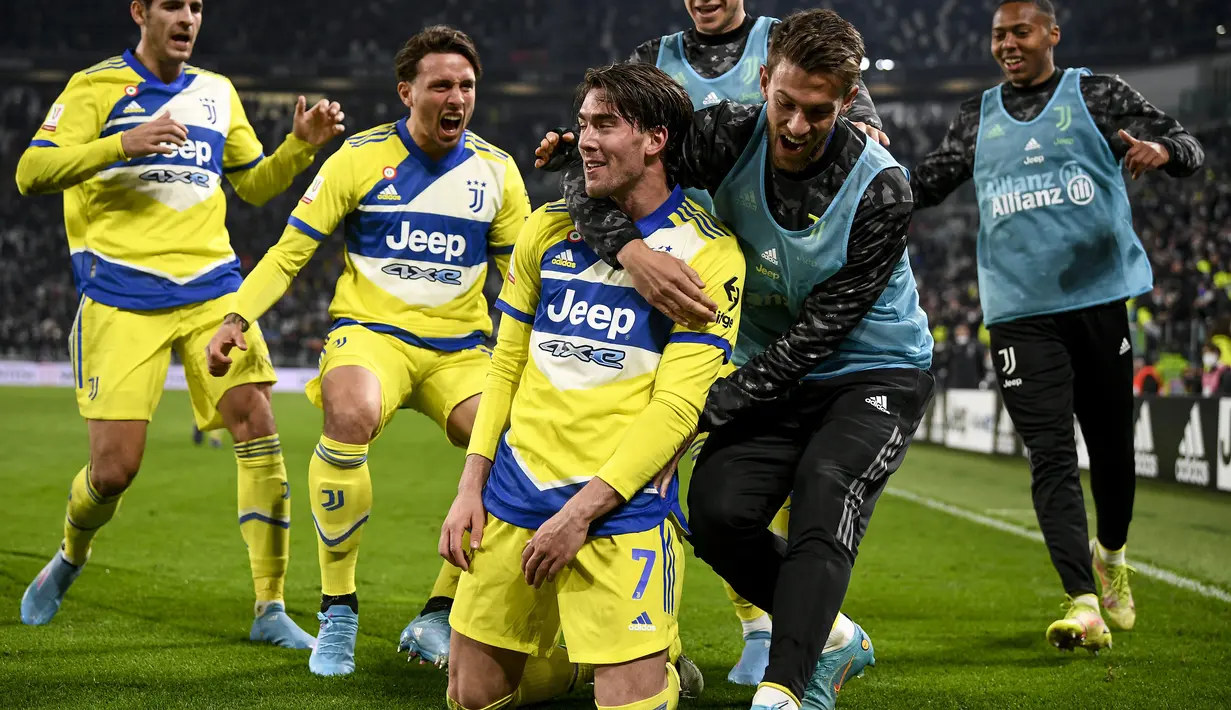 Penyerang Juventus, Dusan Vlahovic berselebrasi dengan rekan-rekannya usai mencetak gol ke gawang Sassuolo dalam pertandingan perempat final Coppa Italia di Stadion Allianz, Turin, Jumat (11/2/2022). Juventus menang tipis atas Sassuolo 2-1. (Fabio Ferrari/LaPresse via AP)