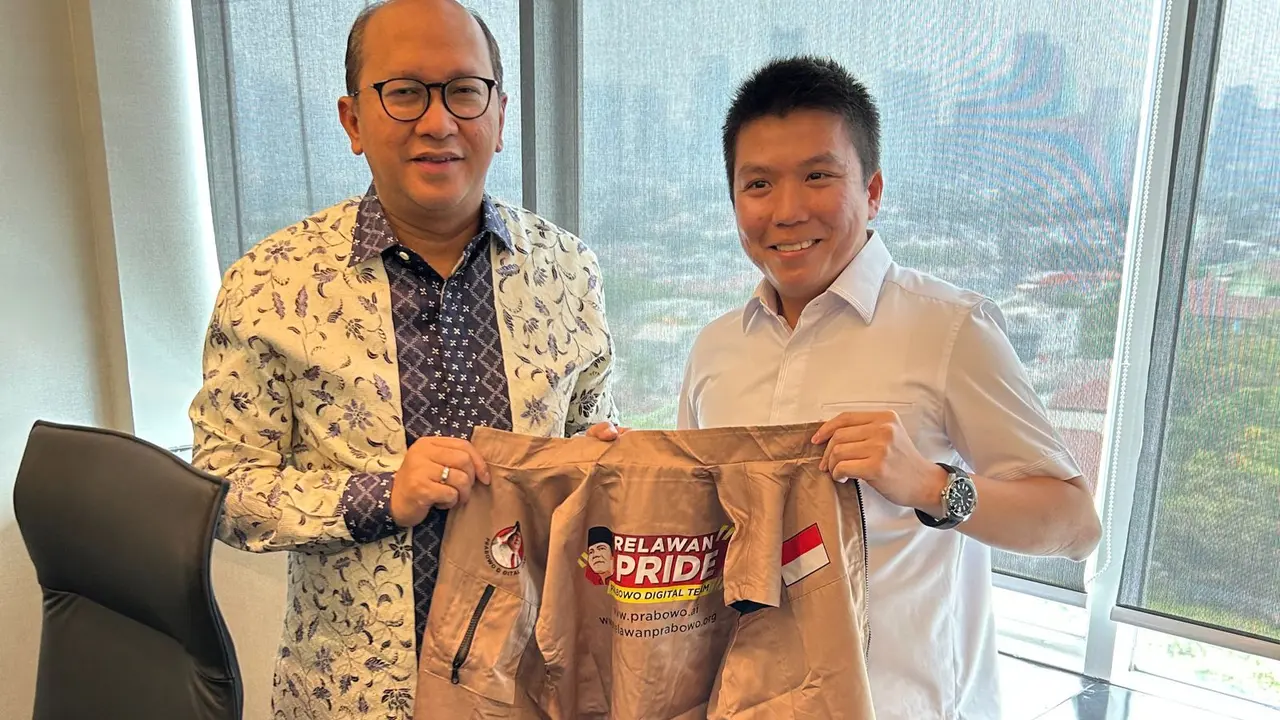 Ketua Tim Kampanye Pemenangan (TKN) Prabowo Subianto dan Gibran Rakabuming Raka, Rosan Perkasa Roeslani bersama Koordinator Nasional Prabowo - Gibran Digital Team, Anthony Leong.