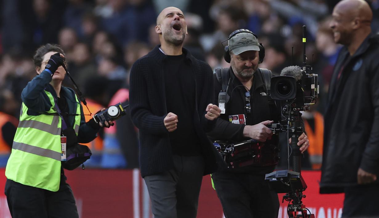 Selebrasi pelatih Manchester City, Pep Guardiola merayakan kemenangan 1-0 atas Chelsea setelah berakhirnya laga semifinal Piala FA 2023/2024 di Wembley Stadium, London, Sabtu (20/4/2024). (AP Photo/Ian Walton)