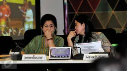 Menkes Nila F Moeloek (kiri) dan Menko PMK Puan Maharani saat Rapat Koordinasi tingkat menteri, Jakarta, Kamis (18/6/2015). Rakor tersebut membahas Persiapan Sail Tomini dan Festival Boalemo 2015. (Liputan6.com/Johan Tallo)
