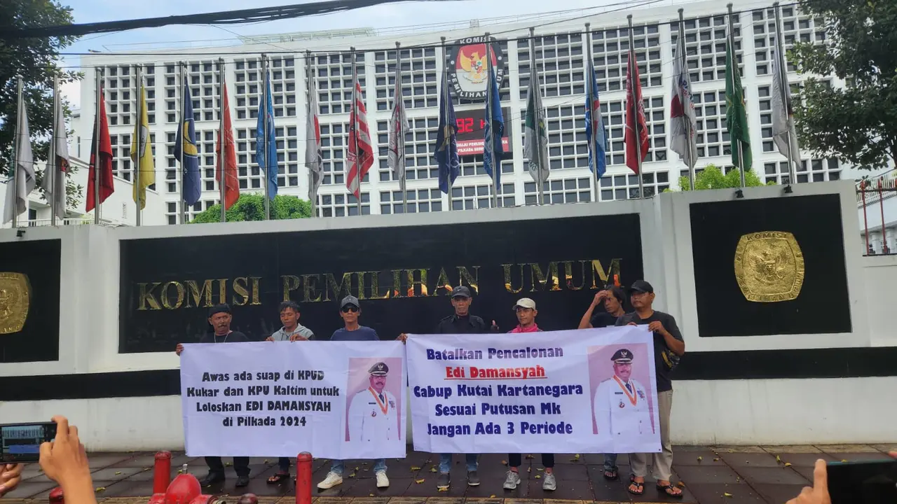 Komisi Pemilihan Umum (KPU) diminta kembali memeriksa pendaftaran Bupati Kutai Kartanegara dua periode Edi Damansyah sebagai bakal calon bupati Kutai Kartanegara pada Pemilihan Kepala Daerah atau Pilkada 2024.
