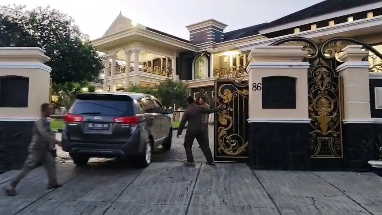 Potret Rumah Mewah Eks Bupati Pesawaran Lampung yang Digeledah Kejati