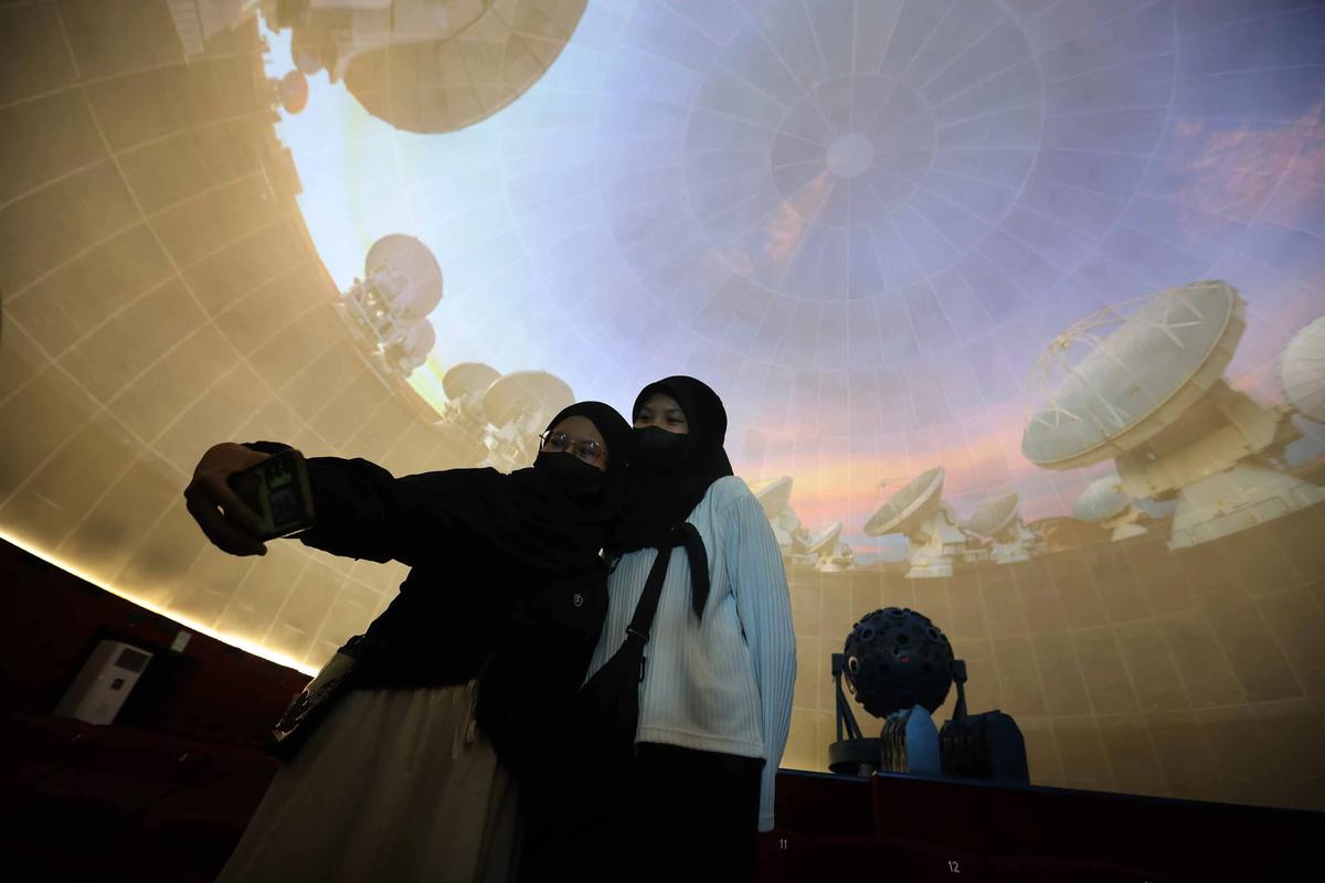 FOTO: Libur Natal Warga Kunjungi Planetarium Jakarta yang Kembali Dibuka