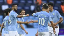 Gelandang sayap Manchester City Riyad Mahrez diberi selamat oleh rekan setimnya usai mencetak gol ke gawang Burnley pada pekan ke-30 Liga Inggris di Etihad Stadium, Selasa (23/6/2020) dini hari WIB. (AP Photo / Shaun Botterill, Pool)