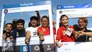 Menteri komunikasi dan informatika, Rudiantara bersama musisi Giring Nidji dan artis Olga Lydia berfoto bersama saat kegiatan dekralarasi masyarakat anti hoax di kawasan Car Free Day (CFD), Jakarta, Minggu (8/1). (Liputan6.com/Heman Zakharia)