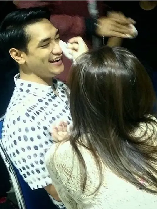 Hari Minggu (9/10) saat Rossa genap berusia yang ke-38 tahun, Afgansyah Reza tidak lupa mengirimkan ucapan ulang tahun. 'Aku cinta kamu' tulis Rossa sebagai balasan dalam foto hitam putih tersebut. (dok. Instagram/afgan_rossa)