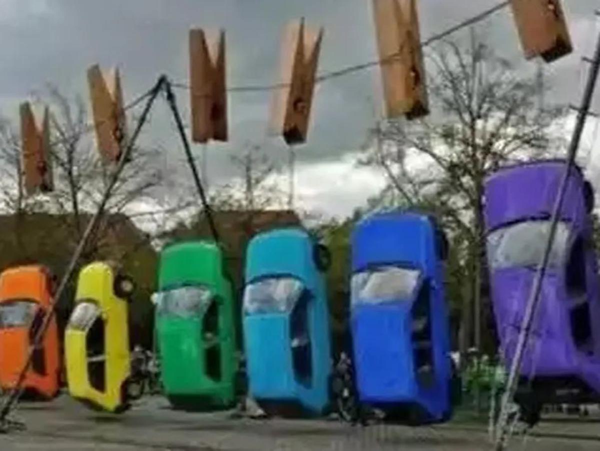 Seperti baju, mobil dijemur