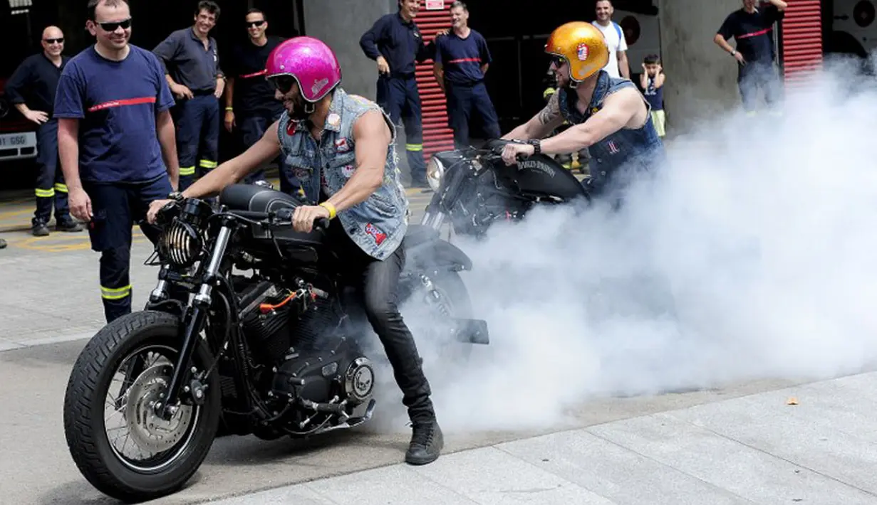 Beragam atraksi ditampilkan oleh pengendara sepeda motor Harley Davidson memakai topeng ikut ambil bagian dalam Barcelona Harley Days 2014, (6/7/2014). (AFP PHOTO/Josep Lago) 