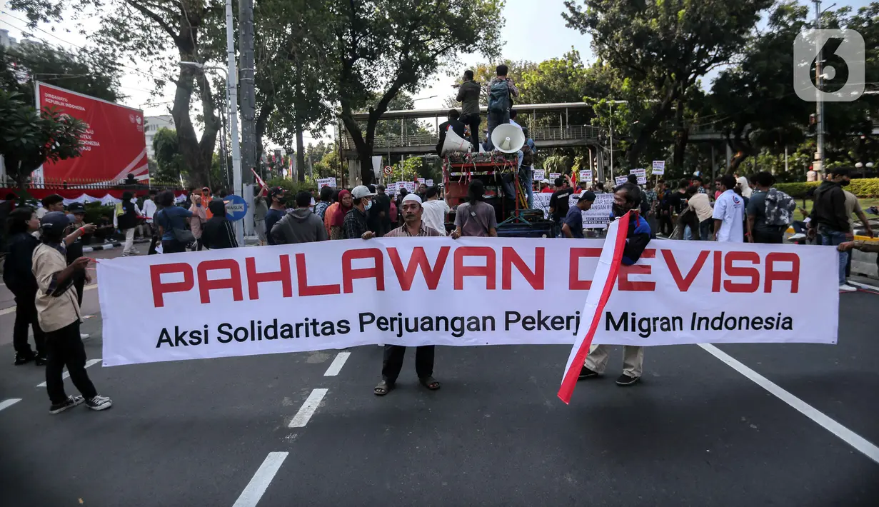 Mereka mendesak Presiden Joko Widodo atau Jokowi untuk merevisi sejumlah undang-undang Kementerian Ketenagakerjaan terkait penempatan PMI di luar negeri. (Liputan6.com/Faizal Fanani)