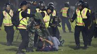 Banyak suporter Arema FC tak berdosa meregang nyawa saat berdesak-desakan menghindari gas air mata yang juga diarahkan ke tribune. (AP/Yudha Prabowo)