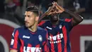 Striker Crotone, Simy, melakukan selebrasi usai mencetak gol ke gawang Juventus pada laga Serie A di Stadion Ezio Scida, Kamis (19/4/2018). Juventus ditahan imbang 1-1 oleh Crotone. (AFP/Giovanni Isolino)