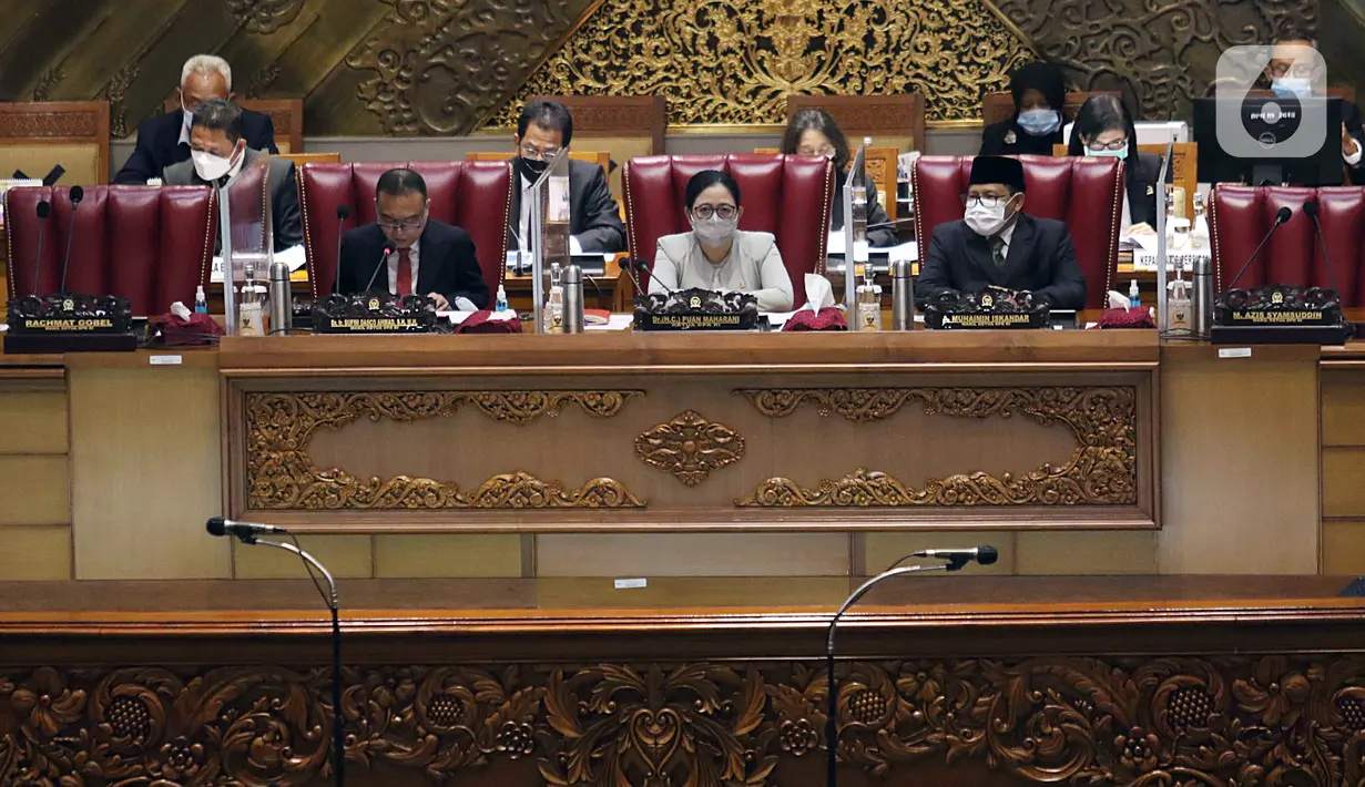 Ketua DPR RI Puan Maharani (tengah) bersama Wakil Ketua DPR RI Sufmi Dasco Ahmad (kiri) dan Muhaimin Iskandar (kanan) saat memimpin rapat paripurna ke-15 masa sidang IV tahun 2020-2021 di Kompleks Parlemen, Senayan, Jakarta, Selasa (23/3/2021). (Liputan6.com/Angga Yuniar)