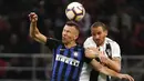 Gelandang Inter Milan, Ivan Perisic, duel udara dengan bek Juventus, Leonardo Bonucci, pada laga Serie A 2019 di Stadion Giuseppe Meazza, Milan, Sabtu (27/4). Kedua tim bermain imbang 1-1. (AP/Antonio Calanni)