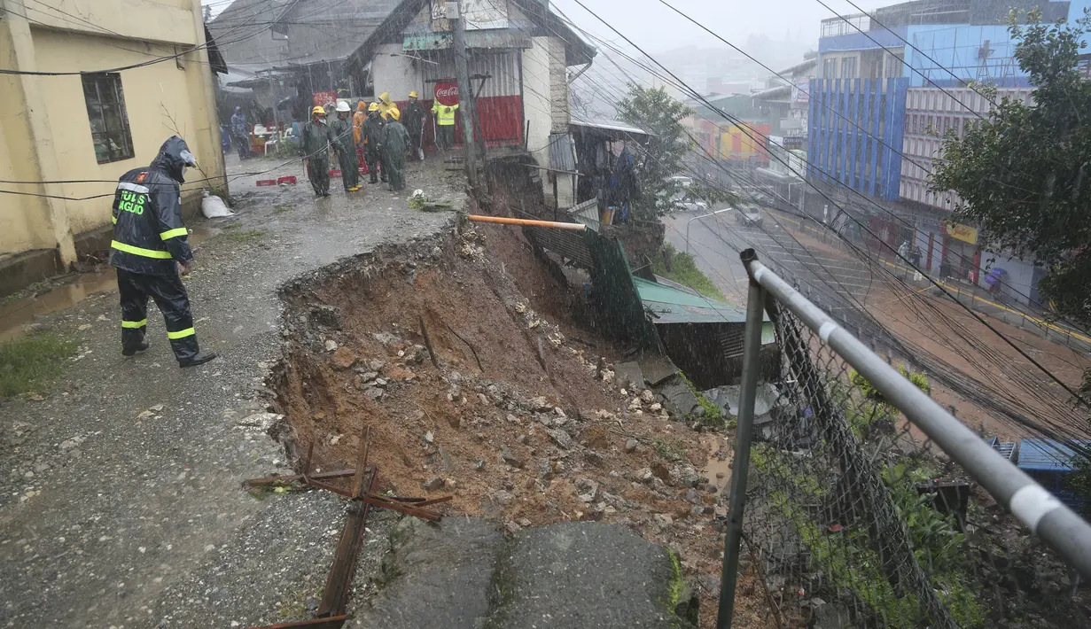 Banjir juga memicu puluhan tanah longsor, kata para pejabat. (AP Photo)