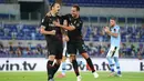 Pemain AC Milan Zlatan Ibrahimovic dan Giacomo Bonaventura merayakan gol yang dicetak ke gawang Lazio pada laga Serie A di Stadion Olympic, Roma, Sabtu (4/6/2020). Lazio takluk 0-3 dari AC  Milan. (Spada/LaPresse via AP)