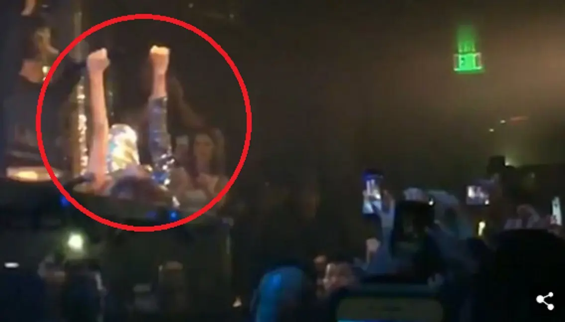 Celine Dion (lingkaran merah) berbaring di atas panggung (Dailymail)