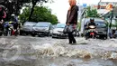 Genangan air yang mencapai ketinggian 30 cm menyebabkan kemacetan di Jl. Gajah Mada (Liputan6.com/Faisal R Syam).