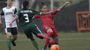 Striker Bangka Belitung, Zahra Muzdalifah, mengontrol bola saat melawan Sumatra Utara pada laga Piala Pertiwi 2019 di Lapangan NYTC, Sawangan, Rabu (24/4). Babel unggul 5-0 atas Sumut. (Bola.com/Yoppy Renato)