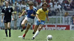 Zico pertama kali membela Tim Samba pada 25 Februari 1976. Sejak saat itu, dia berhasil mengoleksi 48 gol dari 71 penampilan. Zico tampil untuk Brasil di Piala Dunia 1976, 1982, dan 1986. Namun, mantan pemain Udinese ini tak bisa mempersembahkan gelar untuk negaranya. (AFP/Staff)