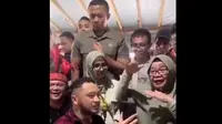 Heboh Emak-Emak Klaim Dukung Anies Baswedan di Depan Giring dan Para Petinggi PSI