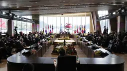Usai seluruh delegasi hadir, para pemimpin negara tersebut berkumpul di ruang sidang untuk segera memulai KTT ASEAN 2023. (AP Photo/Achmad Ibrahim, Pool)